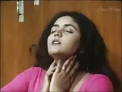 クーガー彼女の爪を示しています