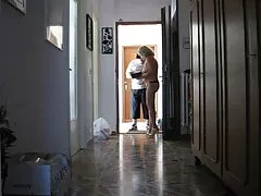 ストッキングがある素敵な毛深い女の子がパイズリを楽しむ