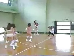 日本の女の子が縛られ、硬いコックをむしゃむしゃ