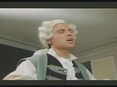 夏樹カオルは、ディルドで彼女の毛深いオマンコをいっぱい