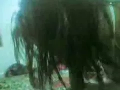 エミリーはベッドに彼女自身を指します。