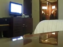 毛皮のような十代のベッドで自慰行為