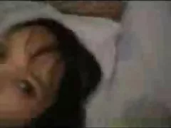 巨乳毛むくじゃらの成熟した彼女の体を示しています。