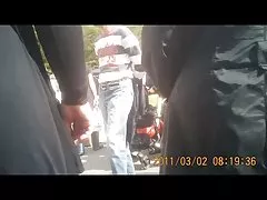 白のグルーピーがショーの後黒いコックをファックします。