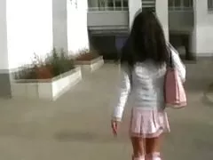 甘い女の子は複数の orgams に彼女のクリトリスをこすり