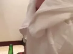 22 yo 猫を伸ばして、ぼう然と見つめた