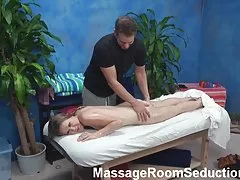 ティーン娼婦マッサージ テーブルで誘惑