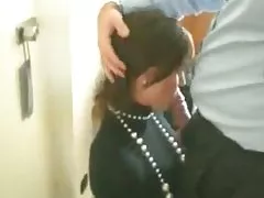 オフィスふしだらな女は、彼女の上司を吹きます。お楽しみください。