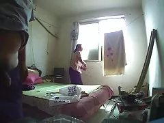 彼女の茂みにザーメン ブルネットを取得します。