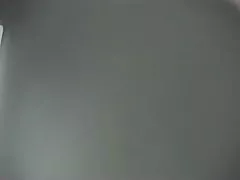 若いアジアのかわいい彼女のおっぱいをつまみ、彼女のクリトリスと女唇を絞る男することができます。