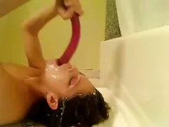 成熟したママの指を彼女の毛むくじゃらの猫をファックします。