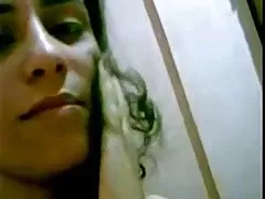 女性の点滅している猫