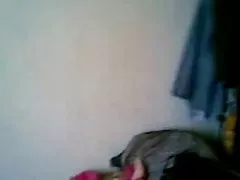 夫が働いている間、倒錯した毛深いママは角質取得します。