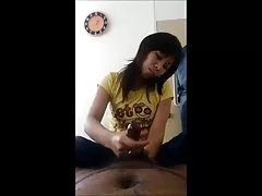 ヨーロッパの熟女ヴァネッサ彼女のオーウェンの毛むくじゃらの猫をなでる