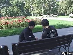 彼は彼の仲間を彼の gf を見つける