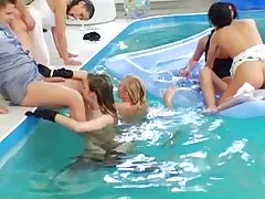 スイミング プールのセックスパーティ 7!