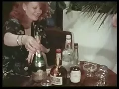 ヌードビーチで毛深い熟女