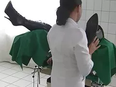 笑いをまかせてください。