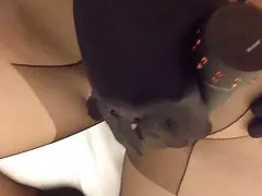 角質ひよこは、黒と白のポルノにオマンコを指します。