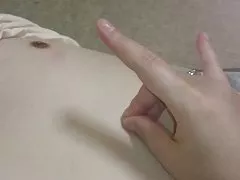 生意気な熟女は、彼女の非常に毛深い女を誇示します。