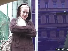 髪の短い小さな拳