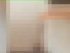 巨乳ブルネットは、ソファの上を叩いて大まかなドギー スタイルを取得します。