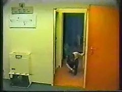 19 年古い美しい毛深いブルネット。