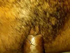 彼女の毛深いオマンコを手マン