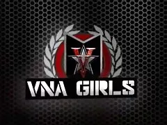 ストラップオンと積極的な女子大生がすべての激怒