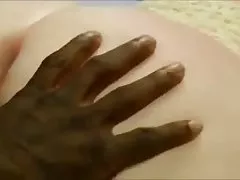 毛むくじゃらの成熟したヴィッキー sodomizes します。