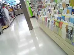 金髪の奴隷罰テーブルにディルドをしゃぶりの後の彼女のお尻のジュースを味します。