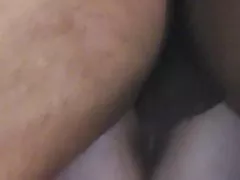 妻は彼女の最初の bbc の中出しを取得します。