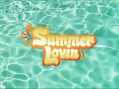 セクシーなラティーナのメイドがベッドに彼女のクライアントを魅了します。