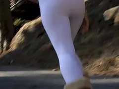 白レギンスのセクシーなお尻を bootyhunterr によって tangas を介して参照してください。