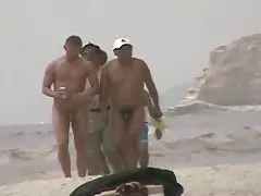 ビーチで裸の男