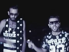 セクシーなブルネット deepthroats ハード白いコックし、顔面