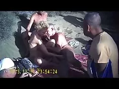 少女は、彼女はオーガズムを持っている場合を叫び声を開始します。