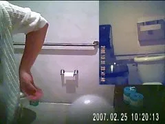 ソファの上きっての素敵なラックとセクシーなふしだらな女