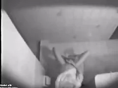 毛深いプッシーと女の子は、お互いを指します。