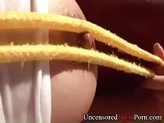 トップレス熟女は、浴槽で濡れている彼女のパンティーを取得します。