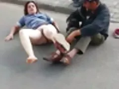 Fina はテーブルの上の彼女の毛むくじゃらの茂みを指します。