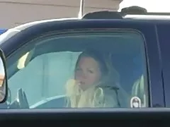 2 セクシーなアジア人、男の子の手を与える