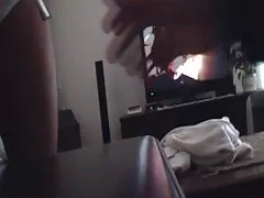 女の子は彼女の毛むくじゃらの猫の指の唇を広げる