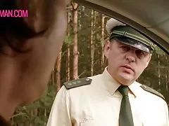 猫の指を閉じる毛むくじゃらの巨乳ティーン