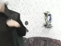 毛深いピット メイド オーガズムに彼女の毛むくじゃらの猫を指します。