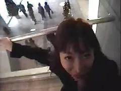 美しい毛むくじゃらの猫と短い髪細い素晴らしいおっぱい