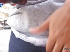 セクシーなブルネットは、オーガズムに彼女の毛深いオマンコを指します。