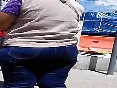 短い髪の ezmerelda は、彼女の猫を指します。