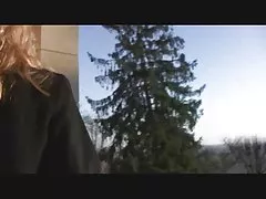 日本の若い女の子の猫と遊ぶ