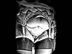 ゴージャスな若い毛深いブルネットはお風呂でトイレに行く